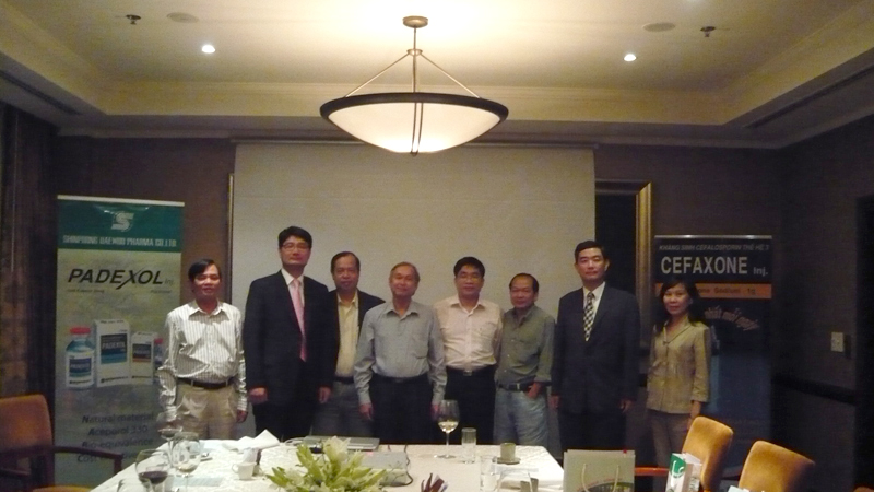 Nhằm trao đổi và chia sẻ những kinh nghiệm trong công tác chuyên môn, trình bày những kỹ thuật mới của Hàn Quốc, Công ty Dược phẩm Shinpoong Việt Nam đã tổ chức một buổi Hội thảo bàn tròn về “ Phòng Trị Ung Thu Đại Trực Tràng và Ung Thư Dạ Dày” tại khách sạn Caravelle ngày 12/01/2009 với sự tham gia của các Giáo Sư Bác Sĩ Hàn Quốc cùng một số Giáo Sư Bác Sĩ đầu ngành Việt Nam.